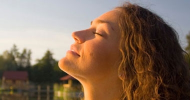 طبيب تغذية: احرص على هذه الأطعمة للحماية من أشعة الشمس الضارة 