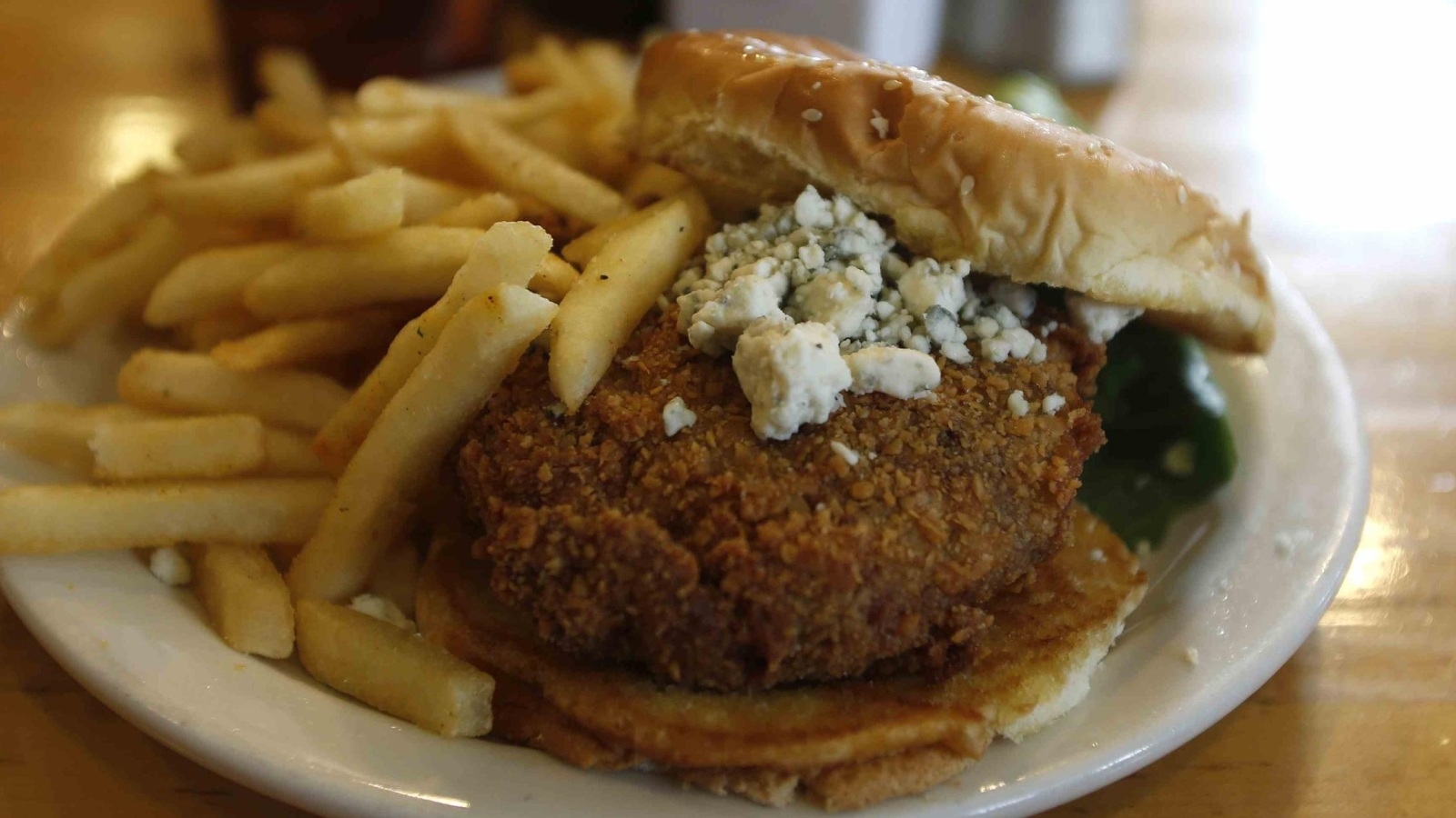 دراسة: الوجبات السريعة تضر بالأداء الدراسي للأطفال