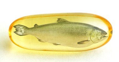 توجد الأوميجا-3، الحمض الدهنى الشهير، بأسماك السالمون والسردين والماكريل، والزيت الحار وعين الجمل، وأكدت الأبحاث الطبية التى نشرت على مدار الأعوام الماضية أن الأوميجا-3 تساهم فى الحد من الالتهابات بالجسم وتقلل فرص الإصابة بمرض السكر والاكتئاب وأمراض القلب