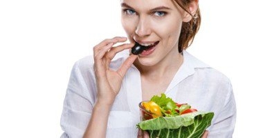 ماتكليش وتنامى.. تناول الطعام قبل النوم مباشرة يعرضك لسرطان الثدى