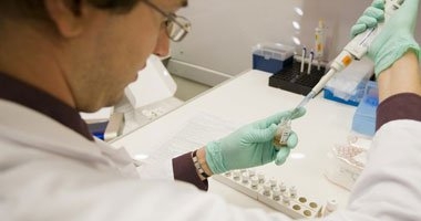 نقابة العلميين تستنكر قصر فتح معامل التحاليل الطبية على الأطباء