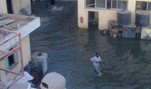 نقل عدد من أهالي بركة الدماس بلنشات مطاطية بعد غرق منازلهم بمياه الصرف