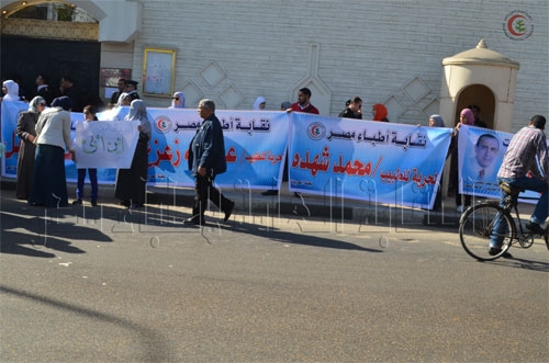 النقابة تشارك أسر المعتقلين في وقفة أمام سفارة الإمارات 